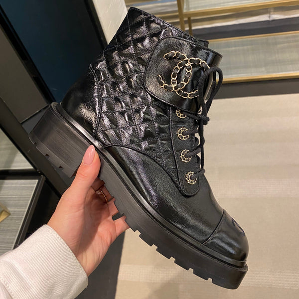 CHANEL Fall-Winter 22/23 black quilted leather lace up boots
